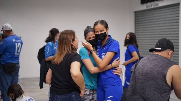 Daniela Mencía mientras se despedía de su familia previo al viaje. FOTO: Mauricio Ayala