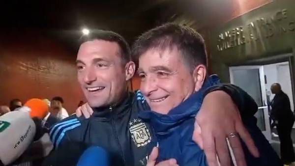 Scaloni irrumpe entrevista de un miembro de Costa Rica para abrazarlo y decirle a la prensa “este es el mejor”