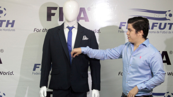 Presentan propuestas de trajes para la Selección