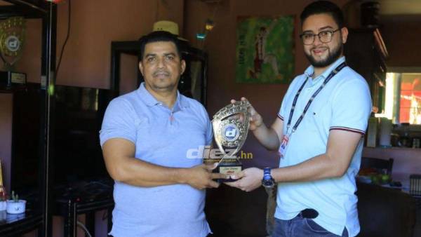 El periodista Mario Moreno entregándole el Premio Diez del “Mejor Legionario” a Enrique Palma, padre del Bicho Palma. Foto: Neptali Romero.