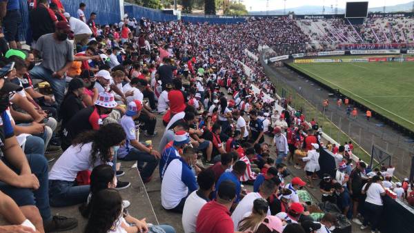 Las graderías de populares están ya con una gran cantidad de aficionados.
