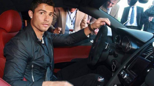 Cristiano Ronaldo presume de sus autos en Instagram