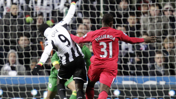 Polémica expulsión a Maynor Figueroa