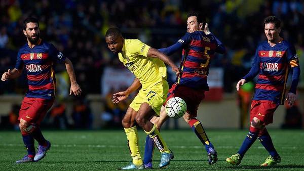 Bakambu enfrentando al Barcelona con la camiseta del Villarreal.