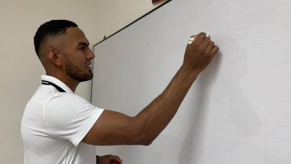 Danilo Tobías es un estudiante aplicado, le restan dos clases para finalizar su carrera como abogado. Foto: Edgar Witty.