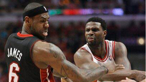 Lebron James fue empujado violentamente en juego de los Heat ante Chicago