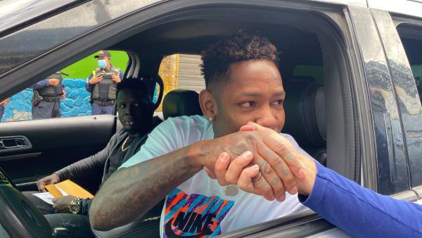 El jugador del CF Montreal de Canadá, Romell Quioto, saludando a los aficionados del Olimpia en las afueras del Nacional. Fotos DIEZ | Jefry Ayala