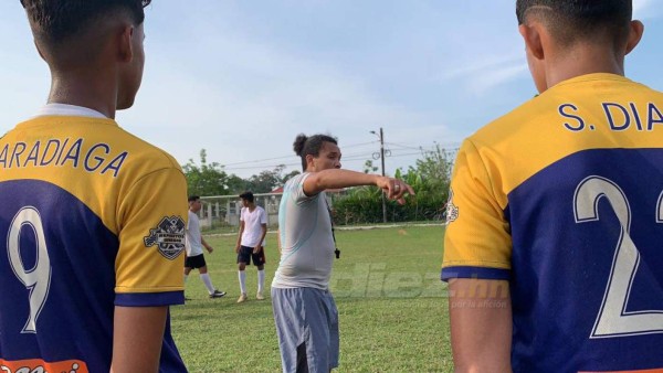 Rambo' de León se roba 'el show' en La Masica: entrenó a niños y dio palabras motivacionales