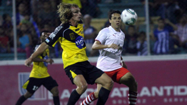 Hispano vence al Necaxa y abandona el sótano