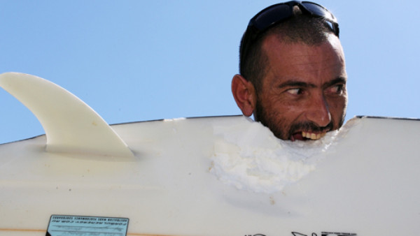 Tiburón ataca a surfista y le come el glúteo