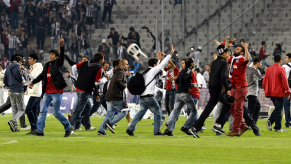 VIDEO: Increíble batalla campal en clásico Besiktas-Galatasaray