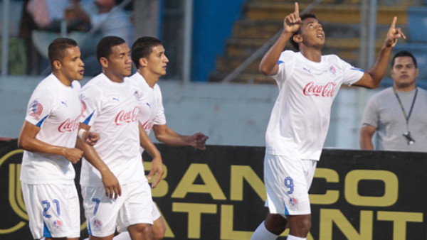 Real España gana y complica al Motagua