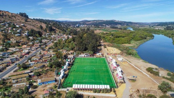¡De su bolsillo! 'Chupete' Suazo construyó un estadio para la comunidad de San Antonio