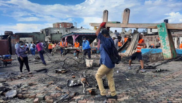 Nuevas fotos tras devastador incendio: Más de 90 familias afectadas y media isla de Guanaja quemada