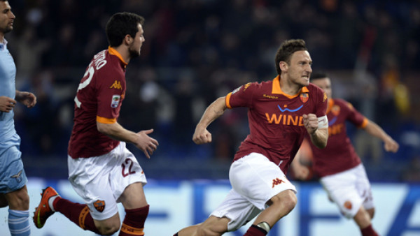 Totti le dio empate a la Roma contra Lazio y logra un nuevo récord.