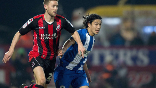 Roger Espinoza brilla y Wigan avanza en la FA Cup