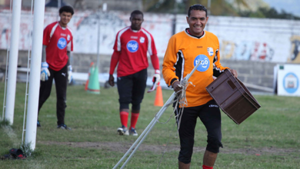 Savio se entrena con cajas de cerveza