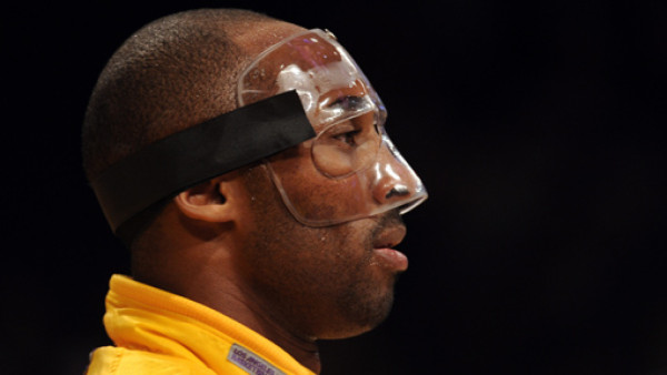 Kobe Bryant, el hombre de la máscara, ¿qué apodo le pondrías?