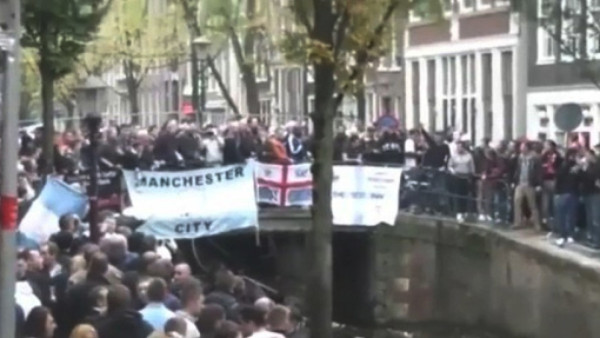 VIDEO - Aficionados del Ajax y Manchester City se agarraron a botellazos