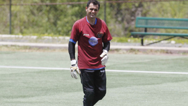 El portero Kerpo de León estará en el banquillo ante Victoria