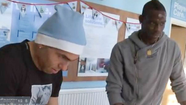 Tévez enseña a envolver regalos a Balotelli