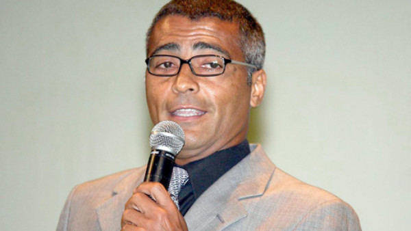 Romario pide hacer fiesta por despido de Menezes