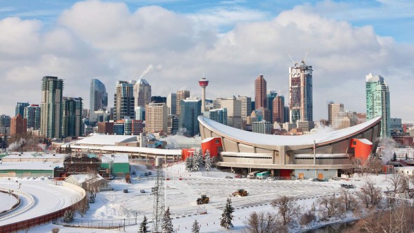 El bonito estadio y la nueva casa de José Escalante en Calgary, Canadá