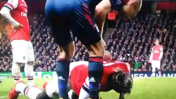 VIDEO: ¿Fue o no escupitajo de Arjen Robben sobre Sagna?