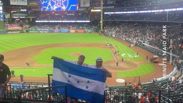 Alberto Pineda y Porfirio Pineda en el Minute Maid Park apoyando a los Astros de Houston.