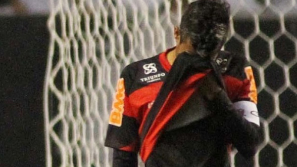 Leo Moura hace el ridículo fallando un gol