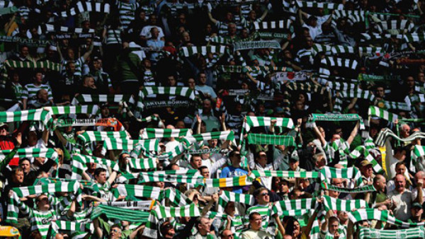 VIDEO: Niño de 10 años lidera barra brava del Celtic