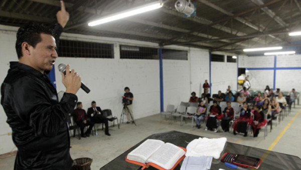 Carlos Oliva: 'Me despojé de dinero y carros por Dios”