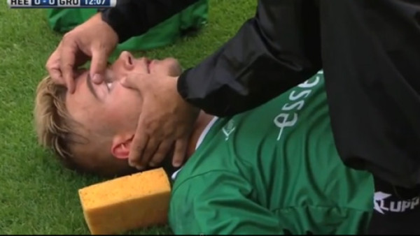 VIDEO: Le sacan tarjeta roja y se desmaya