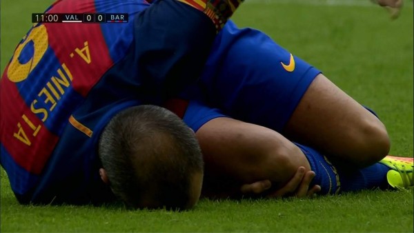 Fotos: Momentos dramáticos de Iniesta tras sufrir una durísima lesión