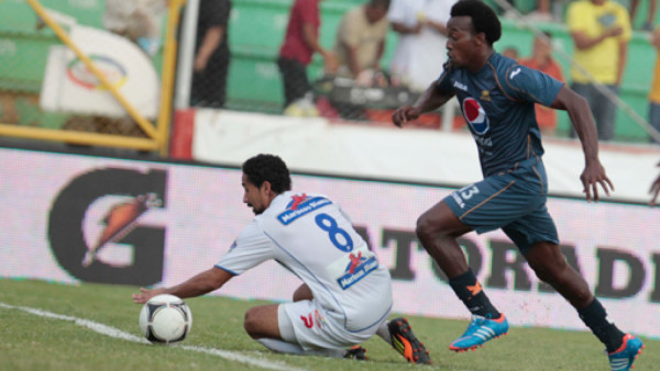 VIDEO: El gol de Nery Medina debió ser invalidado