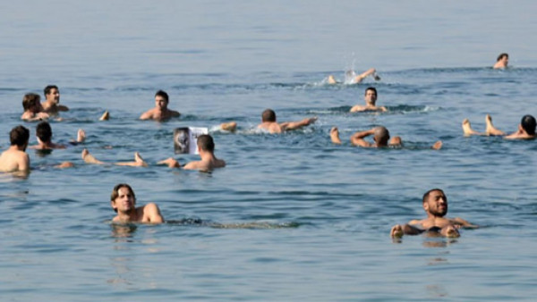 Uruguay celebra la victoria en Jordania bañando en el mar Muerto