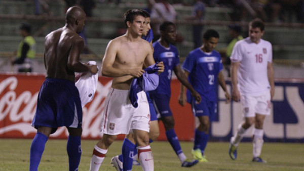 Honduras cierra con triunfo ante Serbia