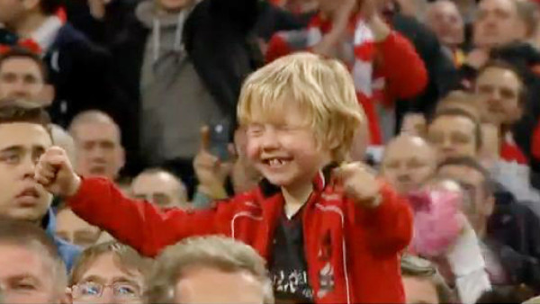 El niño que no le importó 'meterse el dedo en el ojo' y celebrar