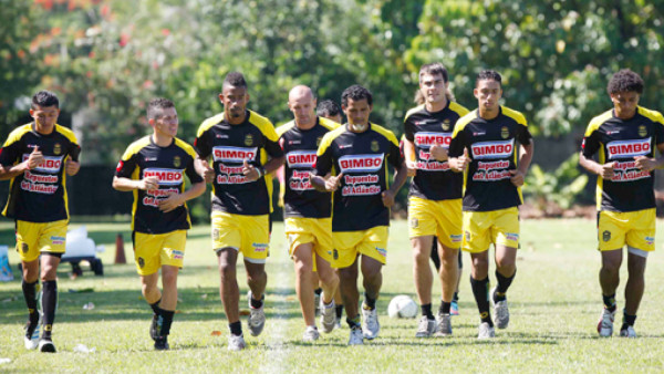 'Me puede poner un millón de videos de Pelé y no voy a jugar como él'