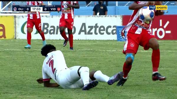 Maylor Nuñez le lanzó el balón en el rostro al jugador del Vida, Juan Contreras.