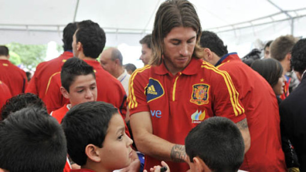 Iker Casillas se gana a los costarricenses