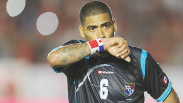 Panamá festeja golazo a lo Panenka de Gabriel Gómez a España