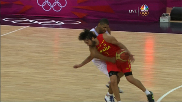 Puñetazo a los testículos, en el baloncesto olímpico