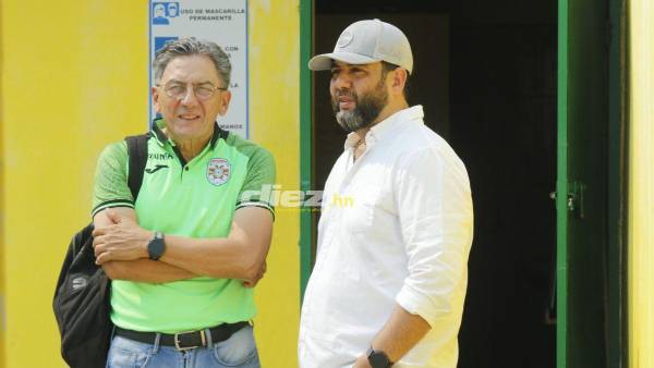 Salomón Nazar (padre) y Elías Nazar (hijo) hablando previo al inicio del partido. Foto: Neptalí Romero.