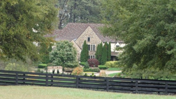 Con una cabaña de 150 años: La espectacular mansión que compró Dwayne Johnson 'La Roca'