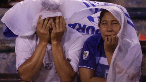 La afición terminó mojada y goleada