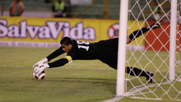 Noel Valladares se sigue luciendo con la Selección de Honduras