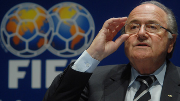 Blatter se disculpa, pero no renuncia