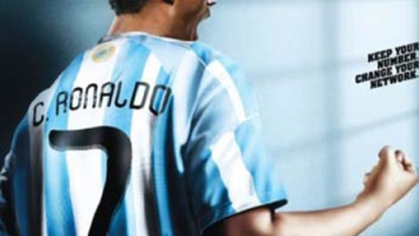 Messi se pone la camiseta de Brasil y Cristiano la de Argentina