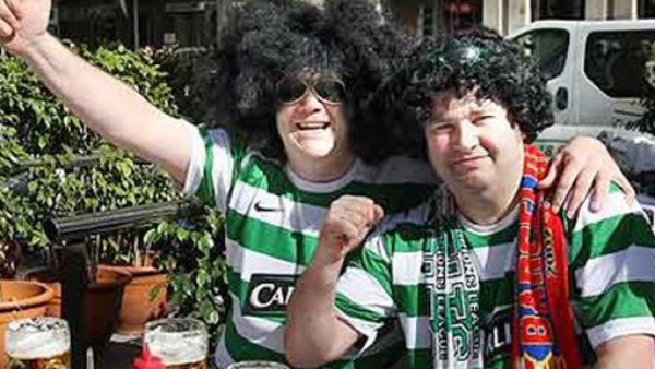 VIDEO: Fanáticos del Celtic de fiesta en calles de Barcelona